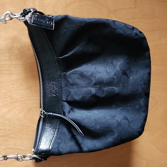 Coach signature bag. Excellent used condition. - Picture 1 of 4